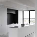 Gladde betonvloer in de keuken