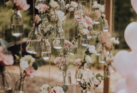 Hochzeitsdeko - Auch an eurem Traubogen könnt ihr die Blumen schweben lassen. Lasst euch von 139 Dekoideen für eure Hochzeit inspirieren! @Dekostories, @Niki Romczyk