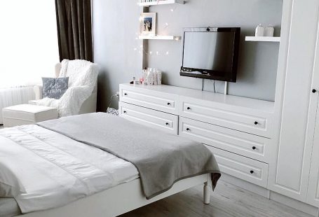 Gri duvar, Yatak Odası, Özel yapım dolaplar, şifonyer, Gri, Gri ve beyaz dekorasyon, Berjer