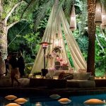 En plan tropical se nos ocurre optar por telas estilo jaima árabe, lámparas de…