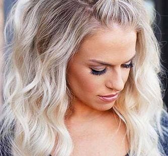 İstediğiniz kalınlıkta bir tutam alın ve balıksırtı örün. Saçınızın bir kısmını tokanın etrafında çevirerek tokanızı gizleyebilirsiniz.