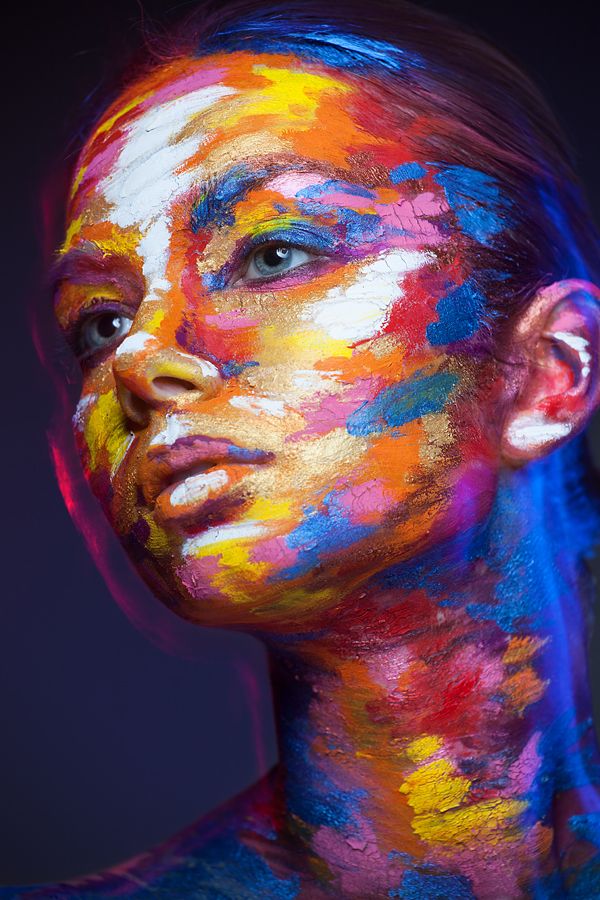 2D or not 2D is the second project made by photographer Alexander Khokhlov and make-up artist Valeriya Kutsan. The team was increased with Veronica Ershova who had leaded the process of retouching and post-production.