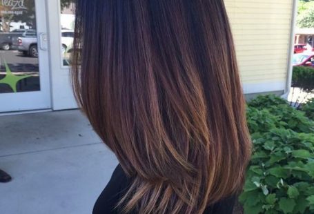 30+ gerade mittlere Länge Frisuren für Frauen attraktiv aussehen - #attraktiv #Aussehen #frauen #Frisuren #für