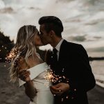 creative wedding kiss photos kiss with sparklers chelseajonesphotography