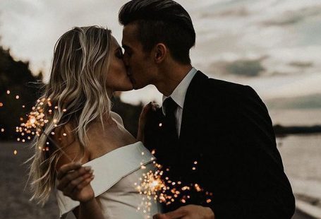 creative wedding kiss photos kiss with sparklers chelseajonesphotography