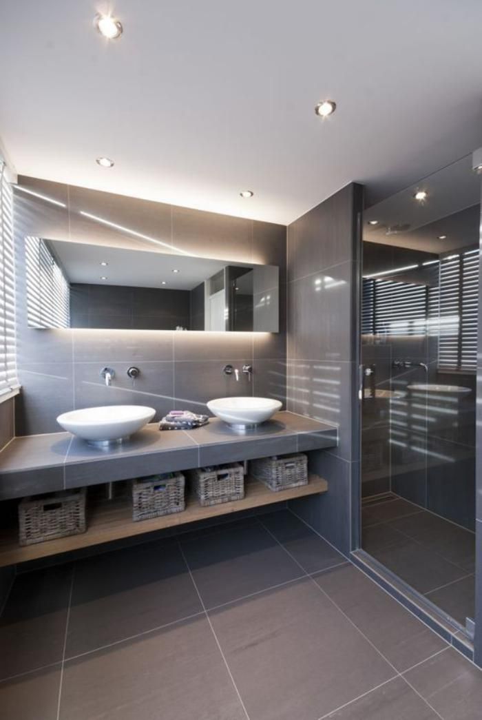 Le carrelage gris est une idée moderne pour votre salon et entrée mais surtout pour la salle de bain. Il est élégant et donne aux espaces un style neutre.