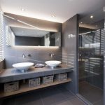 Le carrelage gris est une idée moderne pour votre salon et entrée mais surtout pour la salle de bain. Il est élégant et donne aux espaces un style neutre.