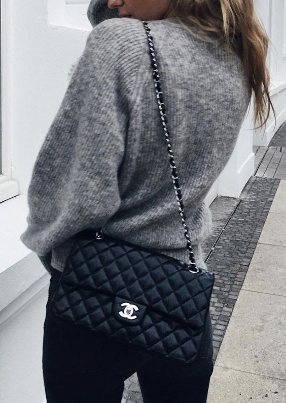 Chanel Classic Flap bag / street style fashion #desginerbag #luxury #chanel #chanelbag #streetstyle 
