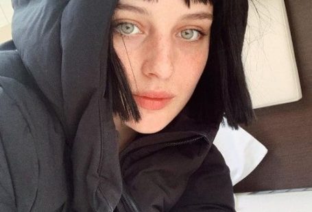 Alice Pagani Quick Info Height 5 ft 5 in Weight 50 kg Date of Birth February 19, 1998 Zodiac Sign Pisces Boyfriend PRYNCE Alice Pagani is an Italian actress and model who is known for playing the role of Ludovica in the Netflix series, Baby, in which she has starred alongside actors Benedetta Porcaroli, Riccardo Mandolini, Giuseppe Maggio, […] The post Alice Pagani Height, Weight, Age, Body Statistics appeared first on Healthy Celeb.