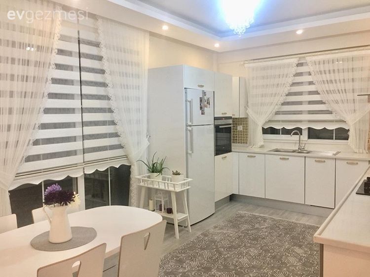 Görsel sanatsal öğretmeni Hasret hanımın yeni mutfağında modern stil klasik dokunuşlarla göz alıcı ve farklı bir görünüm kazanıyor. Beyazın sadeliği altının şıklığıyla tamamlanıyor. Altın tezgah a...