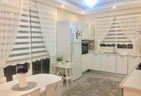 Görsel sanatsal öğretmeni Hasret hanımın yeni mutfağında modern stil klasik dokunuşlarla göz alıcı ve farklı bir görünüm kazanıyor. Beyazın sadeliği altının şıklığıyla tamamlanıyor. Altın tezgah a...