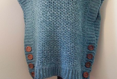 A free crochet pattern for a modern, poncho style cardigan.  This pattern is made with bulky yarn and works up quickly!  A video tutorial is included to help with the ribbed edging.  #crochet #freecrochetpattern #poncho