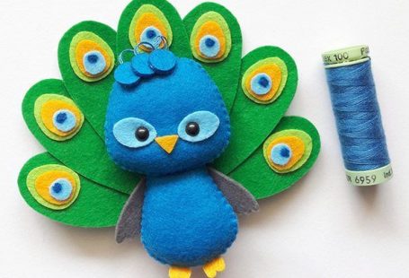 Apostila Digital - Pavão - Versão Pocket em feltro, fácil confecção. Adquira a sua na loja oficial (clique em visitar ou acesse www.timart.com.br) :::::::::::: Pattern PDF, to make in felt. Vectored templates! Use to make souvenirs, pencil tips, fingertips, and more! Get yours in the official store: www.timart.com.br