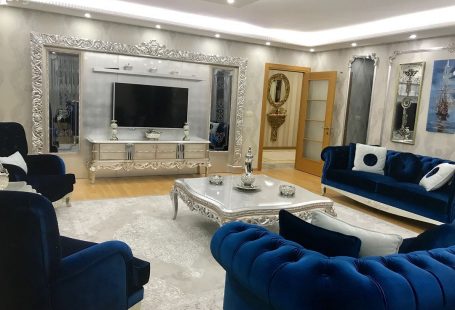 Oymalar, varaklar, aynalar. Tüm detaylarıyla klasik ve göz alıcı bir dekor..