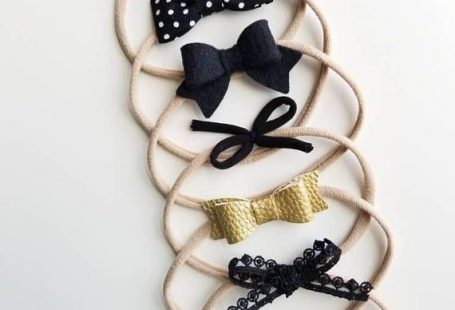 Beautiful Set of 6 Bows Handmade with faux Leather and wool felt in Neutral colors. Your baby girl will be so comfy with them, they will become your go to everywhere bows, You will be amazed with our Signature Nylon band, so soft doesnt leave any marks on your princess. ONE SIZE FITS