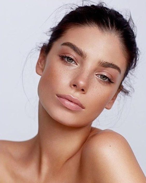 Beauty | Natural make-up look | Eyeshadow | Highlighter | Make-up | Inspo | More on fashionchick.nl