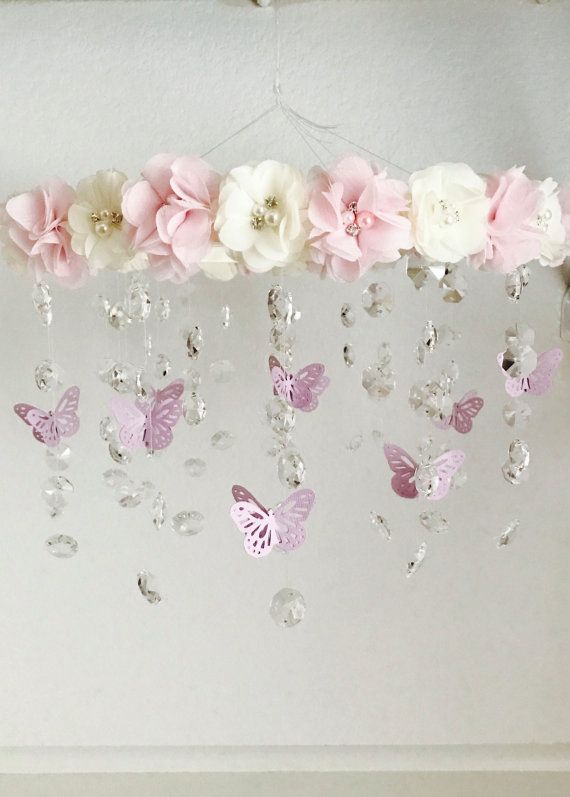 Este móvil de flor hecha a mano harán el complemento perfecto para su habitación shabby chic, super femenina o princesa. Confianza me es aún más hermoso en persona! Colocar el móvil en cualquier lugar en la guardería de tu bebé para ese espectáculo detener la pieza. ¡Hecho a mano móvil con más de 100 cristales, complemento perfecto para cualquier habitación! Los cristales se cortan perfectamente, para que la chispa y atrapar la luz maravillosamente. ¡Este móvil viene en 12 colores! Cada cri...