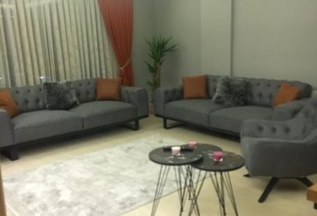 Uzun yıllar sıkılmayacakları, istedikleri anda ufak dokunuşlarla kolaylıkla başka bir görünüm alabilecek sade mobilyalar, modern stilin ön planda olduğu bir tarz tercih etmiş ev sahiplerimiz, evlerini dekore ederken. Evin tasarımının bir bölümü Büşra hanımdan, bir kısmı eşinden. Henüz Temmuz ayında...