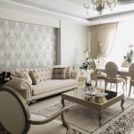 Dekoratif, Sehpa ortası dekoru, Duvar kağıdı, Klasik stil dekorasyon, Asma tavan, Avize, Salon avizesi, Halı, Krem, Berjer, Aynalı mobilya