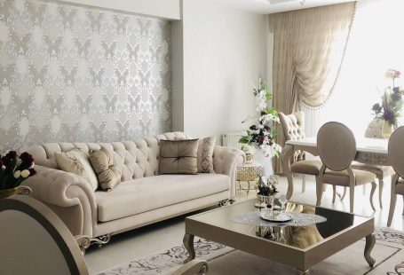 Dekoratif, Sehpa ortası dekoru, Duvar kağıdı, Klasik stil dekorasyon, Asma tavan, Avize, Salon avizesi, Halı, Krem, Berjer, Aynalı mobilya