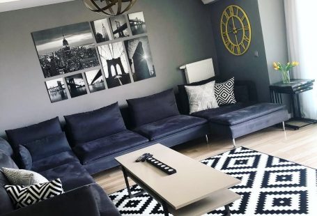 İkea, Füme renk ile dekorasyon, Halı, Geometrik desen, Tablo, Gri duvar, Saat, Metal saat, Avize, Modern stil, Orta sehpa, Gri
