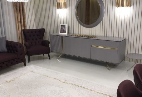 Salon, Konsol, Altın renk ile dekorasyon, Aplik, Halı, Avize, Duvar kağıdı, Ayna, Fon perde, Perde, Bordo