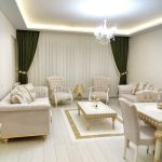 Salon, Klasik stil, Krem, Avize, Asma tavan, Orta sehpa, Beyaz parke, Derzli parke, Fon perde, Perde, Altın