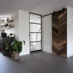 Cementgebonden gietvloer in moderne stoere woning: vloeren door motion gietvloeren