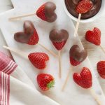 Transform your strawberries into beautiful chocolate covered hearts in just 5 simple steps! Perfect treat for a loved one for #ValentinesDay, #MothersDay, and #Birthdays! #DIY