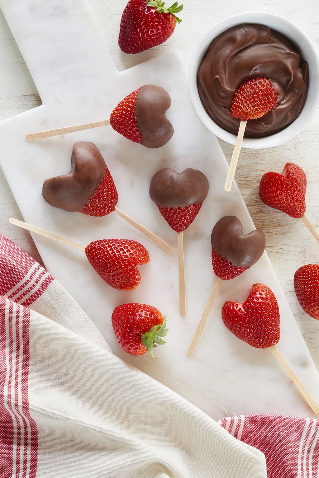 Transform your strawberries into beautiful chocolate covered hearts in just 5 simple steps! Perfect treat for a loved one for #ValentinesDay, #MothersDay, and #Birthdays! #DIY 