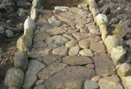 Creating a path with rocks/stones...LOVE this!