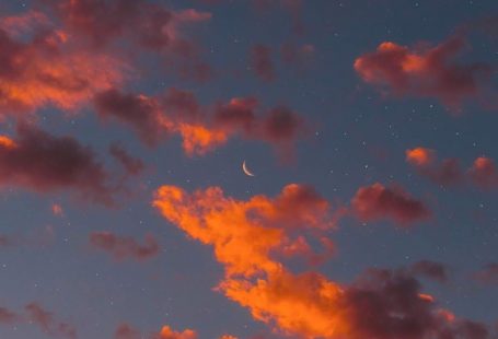 Crescent moon in the night #backgroundsforphones Crescent moon in the night