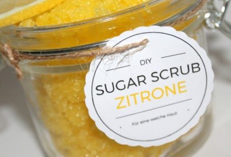 DIY Sugar Scrub / Zuckerpeeling Zitrone + Anleitung: DIY, Basteln, Selbermachen, Geschenke, Geschenkidee, Deko, Dekoration, Dekorationsidee, Kosmetik selber machen, Körperpeeling selbermachen, Beauty, Beauty Geschenke, Sugar Scrub, Zuckerpeeling, Tutorial, Etiketten, Free Printable, kostenloses Etikett...