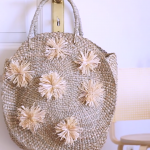 Tasche mit Stroh Pompons basteln - aus Bast lassen sich ganz einfach sommerliche Pompons  selber machen, die jede simple Tasche in ein Einzelstück verwandeln. Ein DIY Accessoire aus natürlichen Materialien im angesagten sommerlichen Boho Ethno Stil. Die Anleitung mit allen Tipps findet ihr auf schereleimpapier.de