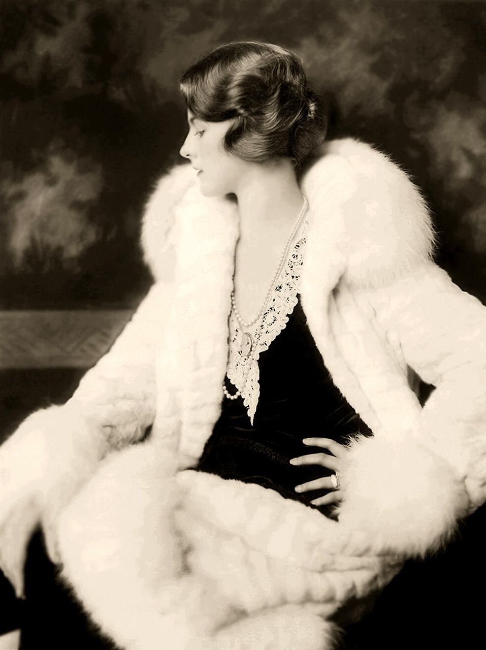 Dorothy Knapp.