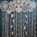 Cette superbe géant dream catcher tenture va devenir une maîtresse de décor de mariage inoubliable. Cela créera une ambiance Bohème et une ambiance animée gratuite lors de votre mariage. Absolument belle et féminine, cette tenture de dreamcatcher au crochet peut être utilisé comme une toile de fond de cérémonie, un cadre photo ou décoration murale. Si vous êtes une mariée bohème ou une fille qui est l’amour dans l’amour avec un style bohème, le crochet et la dentelle, vous apprécierez vraime...
