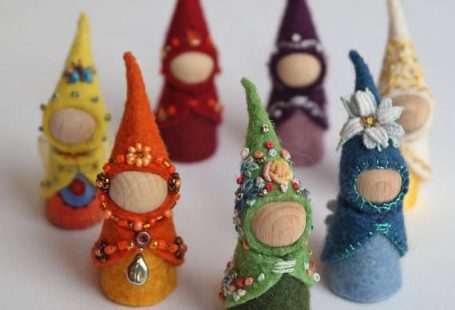 Tiny peg dolls wearing delicately embroidered felt clothes, uniquely designed according to the astrological symbology of the days (followed by Waldorf traditions as well). With the gnomes you can celebrate every day for its unique qualities and embrace the very same qualities in