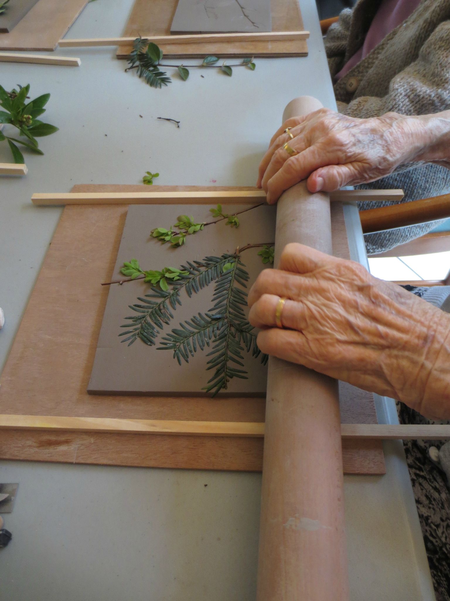 Il y a 3 semaines, je suis allée faire un atelier de céramique dans une Maison de retraite. Ma première ! J'avais ramené à mes 10 cobayes...