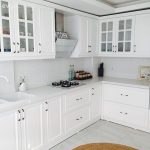 2 hafta içinde düğünü olan Esra hanım, evin her odasını kendi tasarlayıp, zevkine göre yaptırma imkanı bulmuş. Beyazlar içindeki mutfağı country stil dolapları, beyaz ankastreleri ve sade stiliyle ayd...