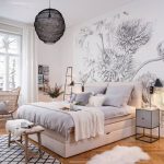 Zoals jij beeldschoon ontwaakt uit een schoonheidsslaapje, ontwaakt je slaapkamer in volle glorie met de scandi glamour uit onze collectie. Sprookjesachtige lampen, comfortabele vloerkleden, stijlvolle ladders en rotan fauteuils in combinatie met behang op de de muren wat jouw slaapkamer een artistiek tintje geeft. Wake up en geef jouw ingedutte slaapkamer een fashionable update met onze bedroom beauties! // Hanglamp Wallpaper Scandinavisch Interieur #bedroo