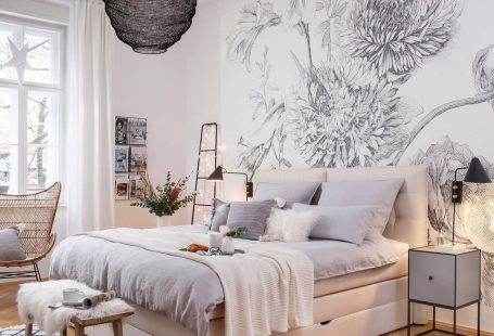 Zoals jij beeldschoon ontwaakt uit een schoonheidsslaapje, ontwaakt je slaapkamer in volle glorie met de scandi glamour uit onze collectie. Sprookjesachtige lampen, comfortabele vloerkleden, stijlvolle ladders en rotan fauteuils in combinatie met behang op de de muren wat jouw slaapkamer een artistiek tintje geeft. Wake up en geef jouw ingedutte slaapkamer een fashionable update met onze bedroom beauties! // Hanglamp Wallpaper Scandinavisch Interieur #bedroo
