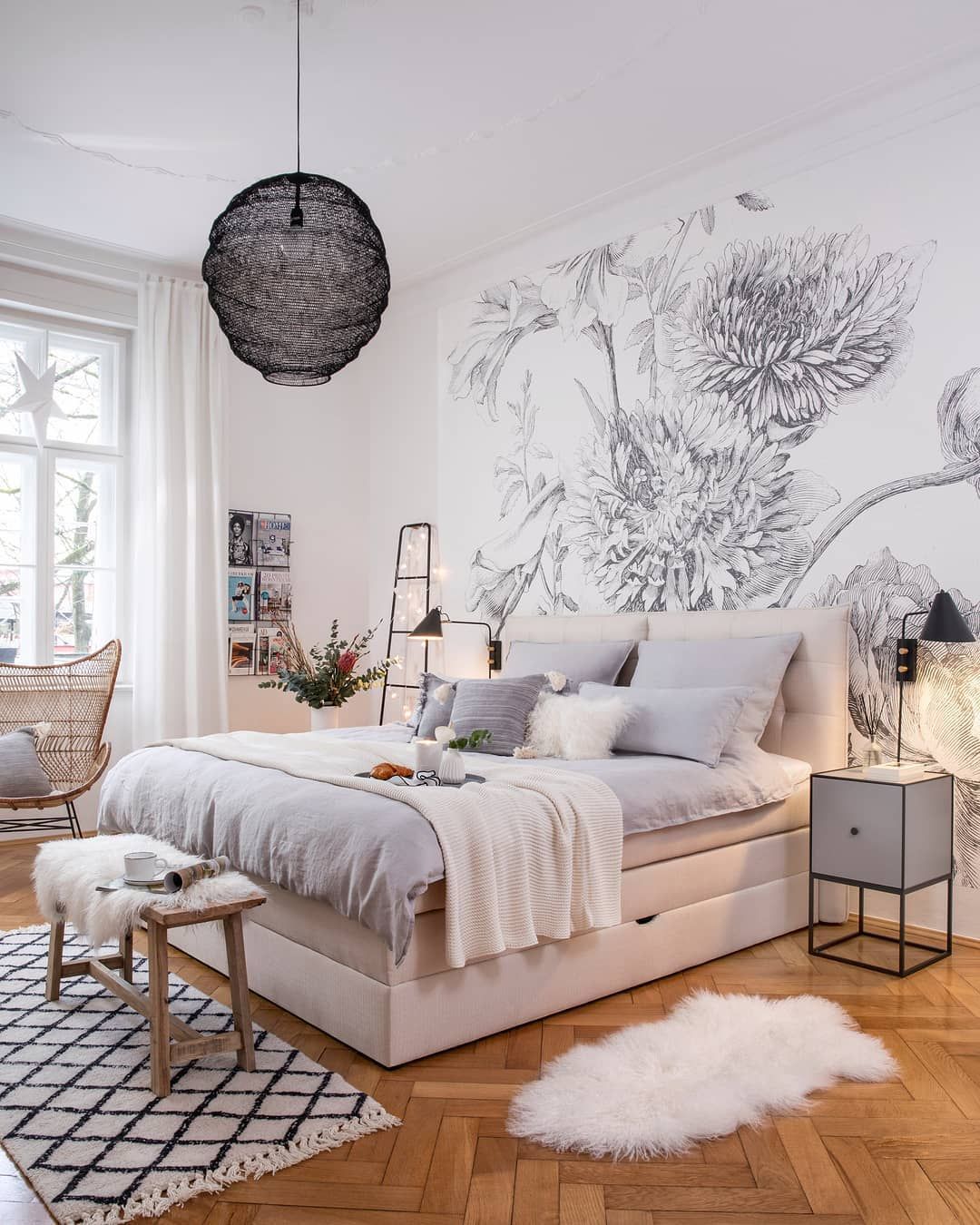 Zoals jij beeldschoon ontwaakt uit een schoonheidsslaapje, ontwaakt je slaapkamer in volle glorie met de scandi glamour uit onze collectie. Sprookjesachtige lampen, comfortabele vloerkleden, stijlvolle ladders en rotan fauteuils in combinatie met behang op de de muren wat jouw slaapkamer een artistiek tintje geeft. Wake up en geef jouw ingedutte slaapkamer een fashionable update met onze bedroom beauties! // Hanglamp Wallpaper Scandinavisch Interieur #bedroo