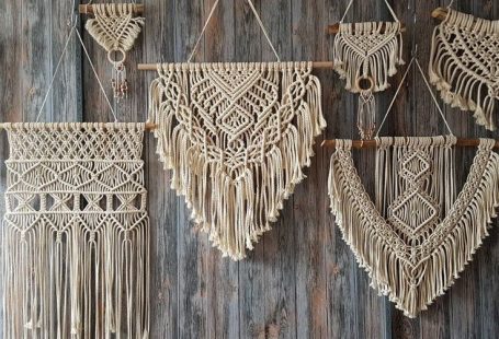 Große Auswahl an Makramee Wandbehänge, groß und Klein, aus Baumwollseil und Jute.