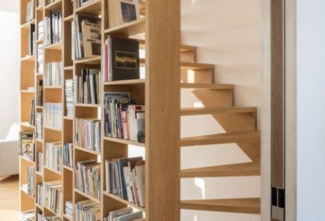 Berkenmultiplex gelakt 18 mm Boekenkast als traphek.
