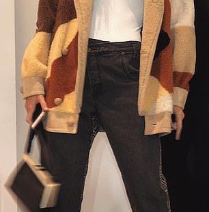 No help needed: Hadid seemed perfectly fine in finding her right angles... #gigihadid