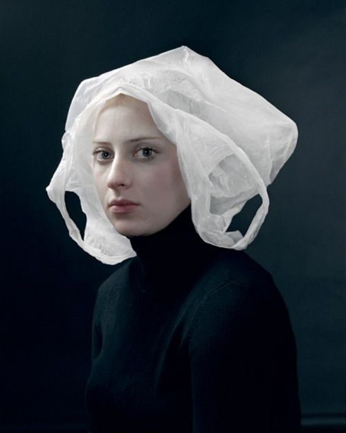 Hendrik Kerstens - fotografeert zijn dochter, en probeert de foto een sfeer uit te laten stralen van vroeger, door haar bepaalde kleding en accessoires te laten dragen. Kijk maar eens goed wat het is!