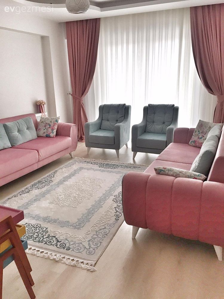 Klasik stil beyaz rengin sadeliğinde, modern stil renkli seçimlerin enerjisinde. Hülya hanımın keyifli evinde, her odada bambaşka bir atmosfer sizi karşılıyor. Salonda klasik mobilyalara beyazlar, otu...