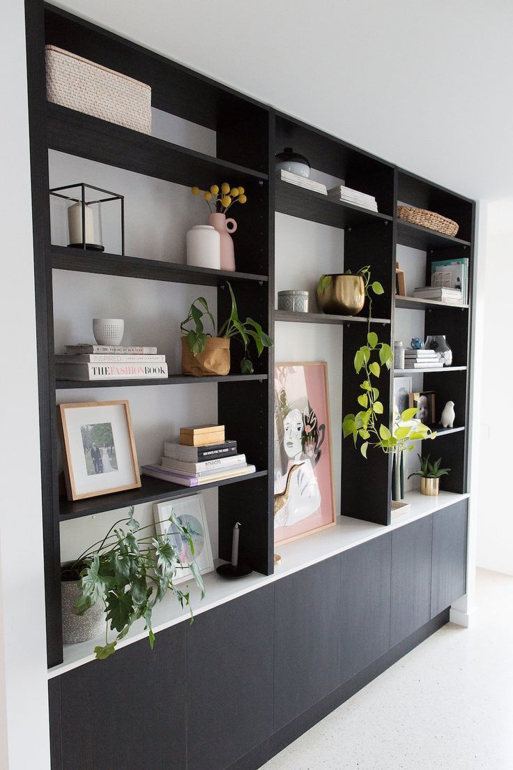 Hoe kan ik: een boekenplank vormgeven. Zwarte boekenplank gestyled op een moderne manier met blush pin ...  #blush #boekenplank #een #gestyled #hoe 