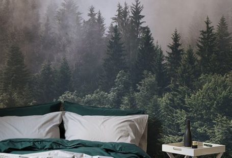 Wenn Sie ein ultimatives Gefühl von Ruhe und Gelassenheit in egal welchem Zimmer Ihres Hauses erzeugen möchten, ist unsere „In den Waldgebieten“-Fototapete der perfekte Weg innerhalb Ihres Zuhause in die Natur zu entfliehen. Diese wunderschöne Fototapete zeigt einen dichten grünen Wald, der in eine Nebelwand gehüllt ist und für Ihr Schlafzimmer perfekt wäre.