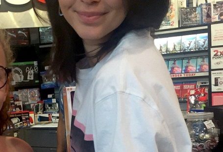 Casual: The 22-year-old and her NBA beau dressed casually and appeared makeup free for the outing without her pet